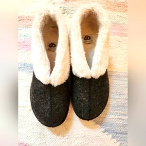 Gray cloudstepper by Clarks ,house shoes size 7